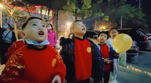 你們守護(hù)東興，我們守護(hù)你的新年夜！親愛的，新年快樂(lè)！感謝有你！——獻(xiàn)給支援東興的逆行者們